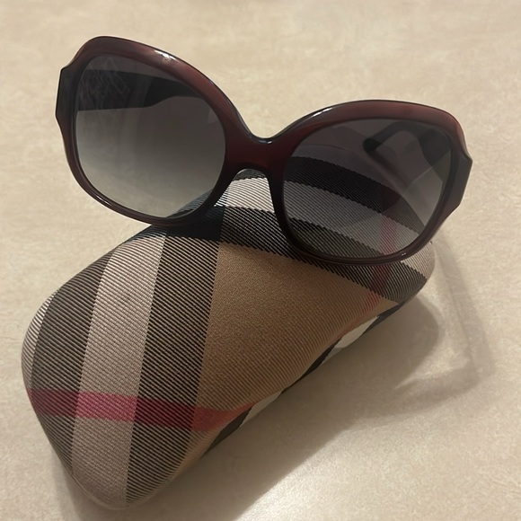 Burberry Women’s sunglasses burgundy with case - Picture 1 of 4